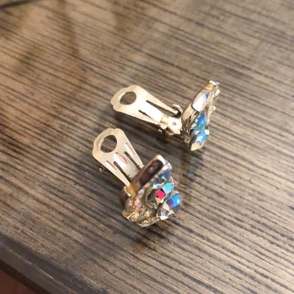 Vintage Leave Design Aurora Borealis Rhinestone Clip Earrings - Picture 9 of 12